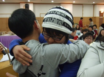 ▲ 지도교수 추첨을 마친 한 학생이 지도교수로 결정된 이오현 교수와 포옹하고 있다.