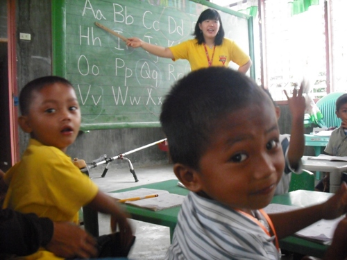 작년 8월부터 올해 1월까지 필리핀에서 봉사활동을 하고 왔습니다. 이 사진은 유치원에서 알파벳을 가르치고 있는 모습입니다. 지역의 저소득층을 위해서 유치원을 새로 만들어서 운영을 했는데요, 사진속의 아이들은 수업시간에 딴짓을 하고 있네요^^;;  박초영(지리교육·4)