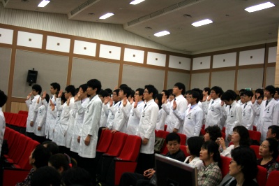 2010년 6월 4일. 본3들에게는 축제와 같은 날이었다. 당분간 시험으로부터의 해방을 알림과 동시에 가운을 입고 병원실습을 시작하게 되는 착복식이 학동의 명학강당에서 열렸다.※착복식이란, 흰가운을 입고 실습을 시작한다는 의미에서 시작된 말로 WCC(White Coat Ceremony)또는 병원에 실습생으로 들어간다는 의미가 있는 등원식 등등 각 의과대학마다 전통에 따라 부른다.본3 학생들은 이 행사가 이루어지는 동안 강당 중앙에 앉아서 의학도로서 병원 임상실습에 진지하게 공부하는 자세로 임할 것을 다짐을 한다.