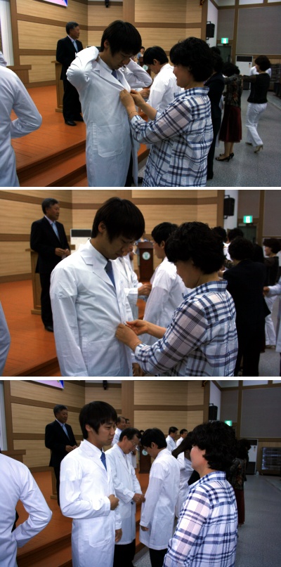 2009년부터 착복식 행사 때 학부모님들을 초청하여 자녀들이 차례대로 강단 앞으로 나와 가운을 입을 때 단추를 채워주고 포옹을 하는 이벤트를 준비했는데, 많은 학부모님들이 먼길을 마다않고 방문해서 자녀들의 늠름한 모습을 보시며 흡족해 한다.