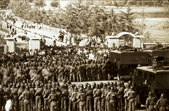 ▲ 1980년 4월 23일, 학내 민주화를 염원하는 시위를 하던 중 학생들이 군부와 대치하고 있는 모습.