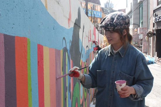 벽화에 봄햇살을 담아