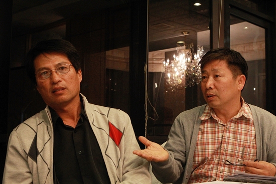 하성호(왼쪽), 김오철 동문.