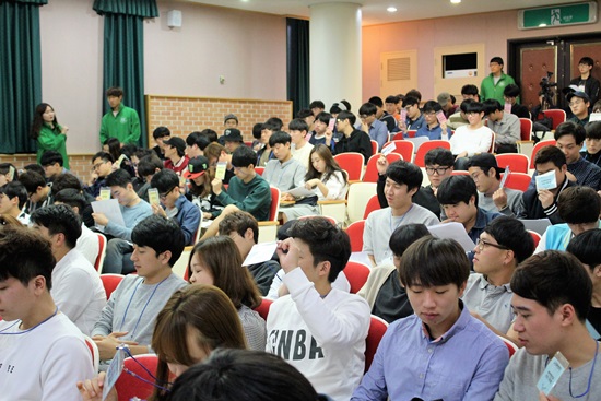 전체학생대표자회의가 지난달 30일 수산해양대학 합동강의실에서 열렸다. 사진은 참가한 대의원들이 비표로 의결하는 모습.