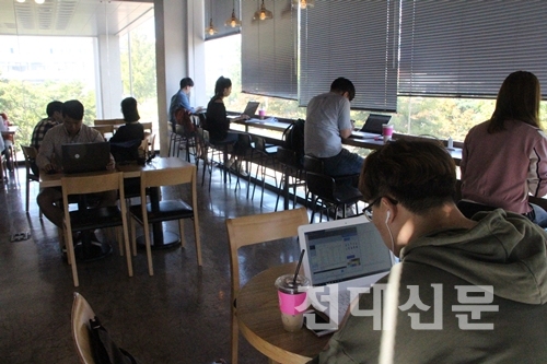 교내 카페에서 공부하고 있는 학생들 모습