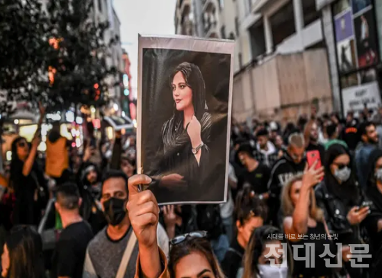 터키에서 이란 사람들이 시위하고 있다.