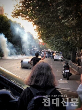 테헤란에서 시민들이 시위하고 있다.