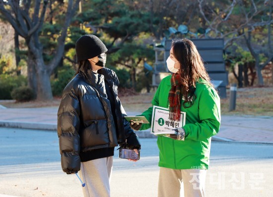 선거운동이 한창인 가운데, 지난 2일 오전 학생에게 공약 팸플릿을 나눠주고 있는 박혜민 부후보(고분자융합소재공학·21)의 모습.