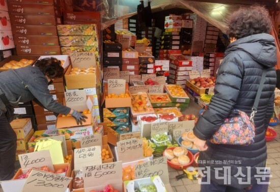 사진은 지난 19일 양동시장 입구 과일가게에서 과일을 보고 있는 한 시민의 모습.