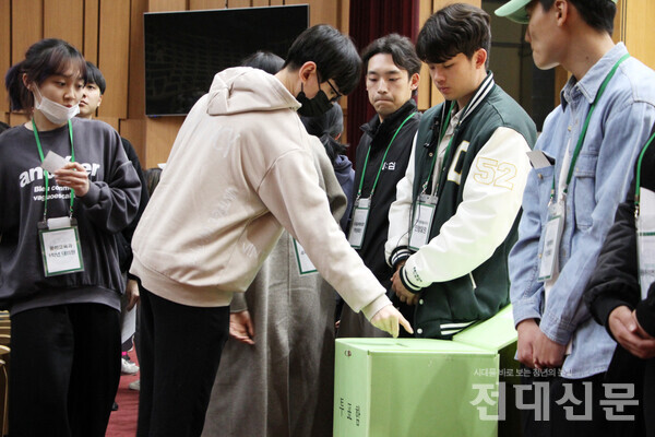 지난달 29일 개최된 전학대회서 대의원들이 중앙감사위원장 선출을 위한 투표를 하고 있다.