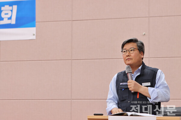 박중렬 한국비정규교수노동조합 위원장이 '고등교육의 공공성과 대학강사제도'를 주제로 발표하고 있다. 