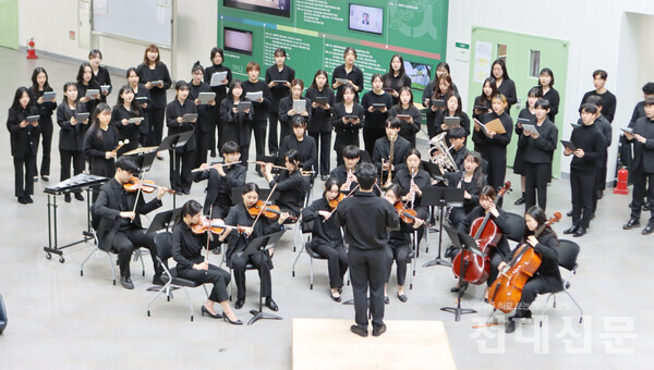 세월호 추모 행사에서 공연하고 있는 사범대 음악교육과 학생들.