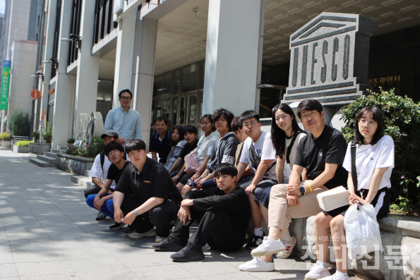 5·18민주화운동기록관 앞에서 지난달 22일 꿈틀리인생학교 학생들 모습.