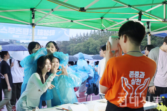 우비를 입고 축제를 즐기던 김지혜(유아교육·23)씨는 “비가 와서 아쉽지만 부스 게임들이 재밌어 열심히 참여하고 있다”고 말했다.