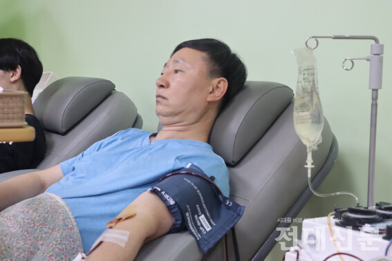 헌혈의집충장로센터에서 노경석(53)씨가 지난 9월 27일 195번째 헌혈을 하고 있다.