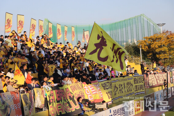 지난 28일 팬들이 광주FC 경기를 응원하고 있는 모습.