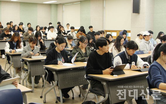 지난 7일, 학생들이 최혜진 교수의 한국사 수업을 듣고 있다. 