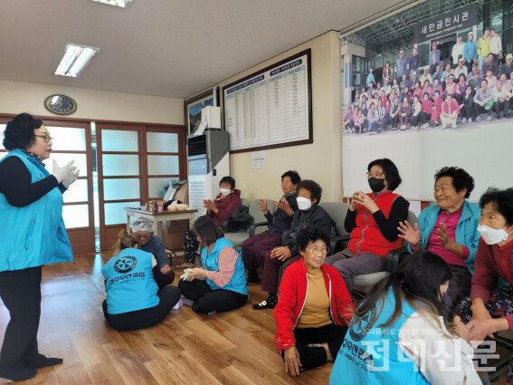 지난 7일 묘도온동마을에서 회원들이 효봉사활동을 진행하고 있다. 사진제공 김태호씨.