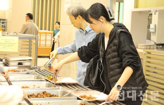 지난 9일, 제1학생마루 학생식당에서 사람들이 점심을 먹기 위해 음식을 담고 있다.