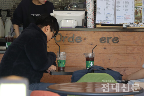 법전원 카페 디케에서 지난 3일 일회용컵을 사용하고 있는 모습.