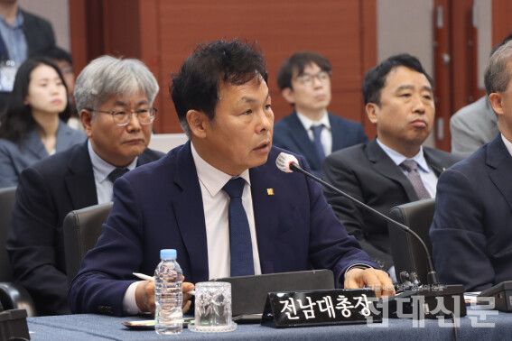 지난달 17일 전북대학교에서 실시된 2023년 국정감사에서 정성택 총장이 발언하고 있다.