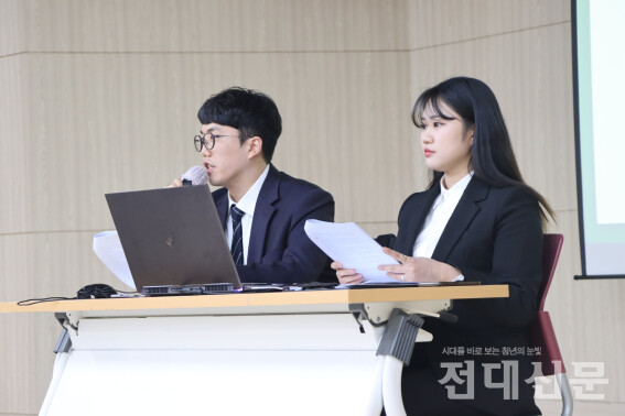 지난 21일 열린 2024 총학생회 선거 정책공청회에서 이홍규 정후보와 김승아 부후보가 질문에 답변하고 있다. 