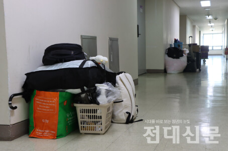 지난달 22일 생활관 9동 복도에 단기 퇴관 후 재입주하는 학생들의 짐이 쌓여있다.