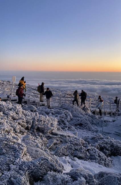 새해 첫날, 한라산에 오르고 있는 사람들과 한라산 설경의 풍경.