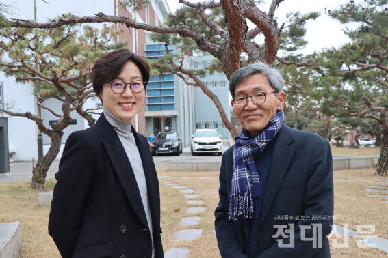 김현지 MBC경남 PD(왼)와 김주완 작가(오)