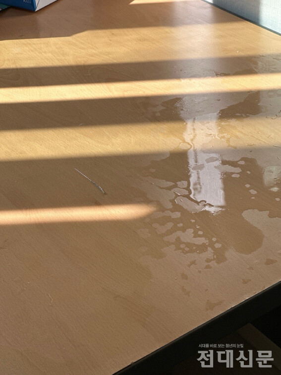 입주실 내 책상 위에 뾰족한 바늘과 물기가 있는 모습.(독자 제공)