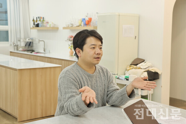 지난 5일 '주식회사 샤인빌리지'에서 김주영(34)씨가 직원과 대화를 하고 있다.
