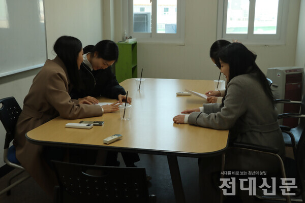 지난달 26일 간호대 학생들이 명학회관의 스터디룸을 사용하고 있는 모습이다.
