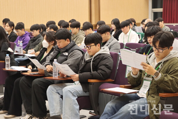 지난달 21일 제1학생마루 소강당에서 열린 확대운영위원회 모습.