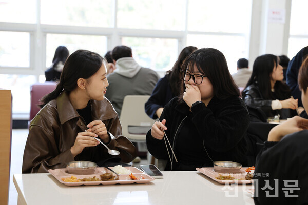 지난 13일 제1학생마루 학생식당에서 신입생들이 점심을 먹고 있다. 신입생 신세민(지구환경과학·24)씨는 "일품보다 한식을 자주 먹는다"고 말했다.