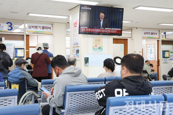 지난 1일 전남대병원에서 진료 순서를 기다리는 환자들의 모습. 윤석열 대통령은 이날 '의대 증원·의료 개혁'과 관련한 대국민 담화를 공개했다.