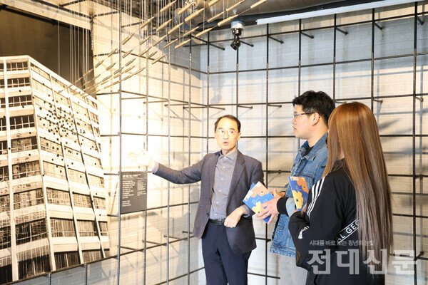 지난달 30일 전일빌딩245에서 해설을 듣는 방문객들. 해설사는 "건물 내외부에서 탄흔이 245개 발견되었다"고 설명하고 있다.