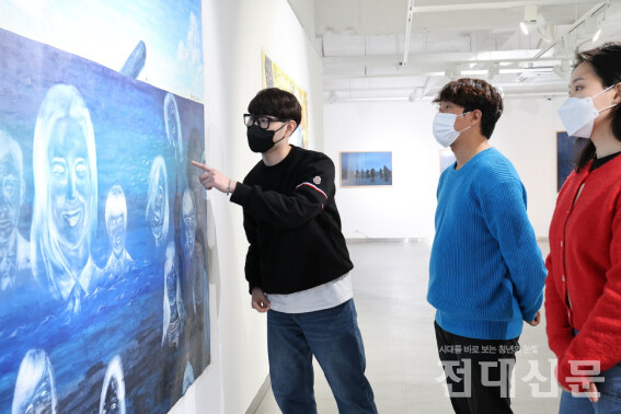 은암미술관 학예연구원이 지난달 28일 ‘2014-그날’ 작품에 대해 설명하고 있다.