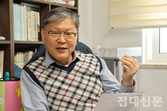 송한용 사학과 교수는 8년째 시민합창단 활동을 해오고 있다.