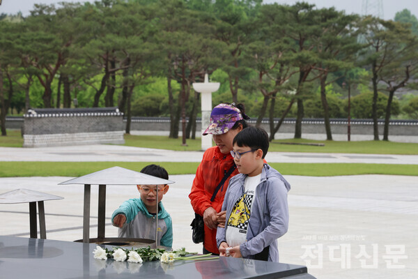 완도에서 왔다는 ㄱ씨는 손자들에게 5·18을 설명해주기 위해 이날 5·18민주묘지에 들렀다. 