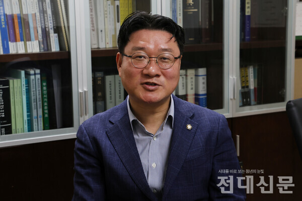 김정호 5·18특별위원회 위원장이 인터뷰 하고 있는 모습.