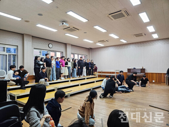 제4회 정기오페라 ‘로미오와 줄리엣’ 공연 연습을 하고 있는 음악학과 학생들의 모습.사진제공 음악학과.