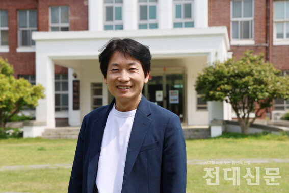 용봉관 앞 잔디밭에 묻은 개교 60주년 타임캡슐 속에 든 사진이 인상 깊었다는 염현 팀장의 모습.