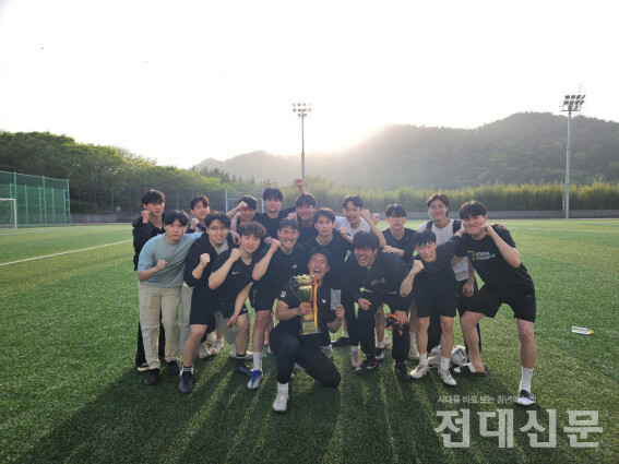 우승 트로피와 함께 찍은 헬스케어메디컬공학부 단체 사진.