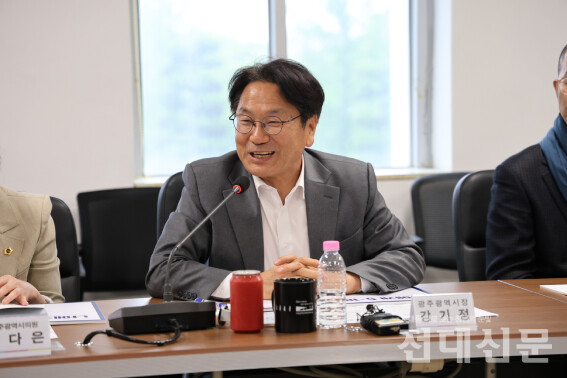 지난달 29일 우리 대학 5·18연구소 용봉관에서 열린 월요대화에 참석한 강기정 광주광역시장.