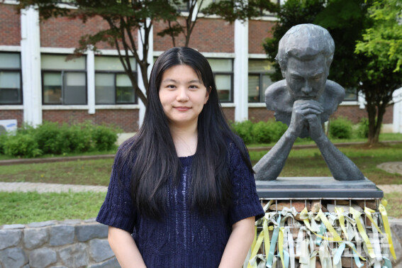 대학생오월해설사 정인도씨가 지난 8일 사회대 '윤상원 숲'의 조형물 앞에서 사진을 찍는 모습.
