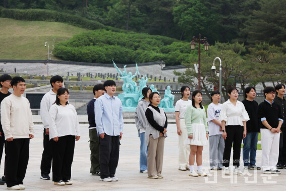 국립5·18민주묘지(5·18묘지) 5·18민중항쟁추모탑 앞 참배광장에서 광주 소재의 대학생들이 다 함께 ‘임을 위한 행진곡’을 부르고 있다. 이날 참배광장에는 18명이 모였다.고등학생 때에도 5·18묘지에서 임을 위한 행진곡을 부른 적이 있다는 김평진(글로벌비즈니스·19)씨는 “5·18민주화운동(5·18)을 기억하는 대학생들이 더 많아지고, 대학 차원에서도 함께하는 기회가 많아지면 좋을 것 같다”고 말했다.동강대학교에 다니는 김은서(간호·22)씨는 “5·18 당시에 다치신 고모부를 통해 임을 위한 행진곡과 당시의 일들을 많이 들었다”며 “다음에도 이런 기회가 있으면 참여하려 한다”고 말했다.임을 위한 행진곡은 5·18 추모곡으로, 5·18 당시 사망한 윤상원, 박기순 열사를 기리기 위해 만들어졌다.