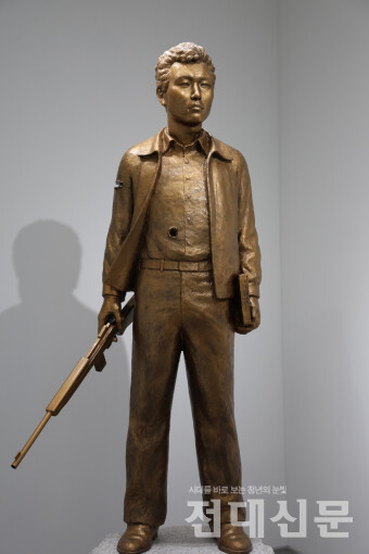 김운경, 김서경 작가의 윤상원 열사 동상.