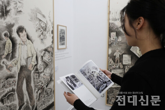 지난 1일 윤상원 기념관에서 기자가 하성흡 작가의 그림 를 보고 있다. 