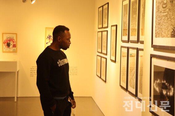 트레버(Trevor)씨가 지난 4일 5·18민주화운동기록관에 전시된 나경택 사진가의 작품들을 보고 있다.