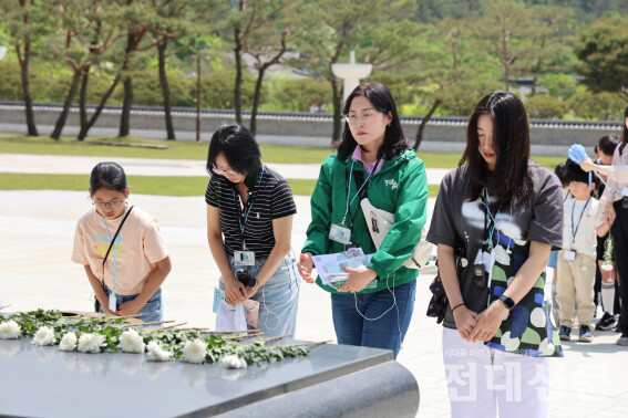 지난 4일 국립5·18민주묘지 신묘역에서 '광주 동구의 오월 기억 여행' 참가자들이 헌화하고 있다.
